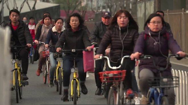 Người dân Trung Quốc đi lại bằng xe đạp