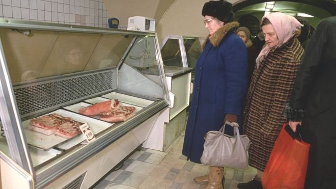 Mujeres soviéticas en una carnicería.