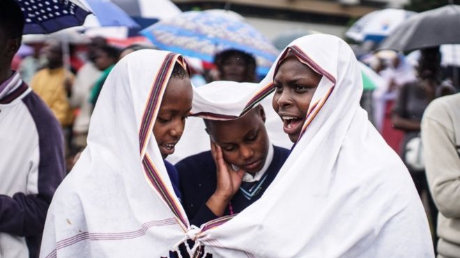 Школьницы присутствуют на мессе, которую папа Фрэнсис преподнес в Университете Найроби 26 ноября 2015 года