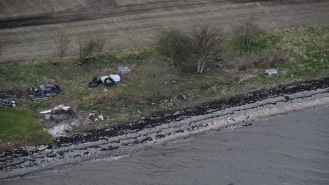 мусор на побережье Кромарти Ферт