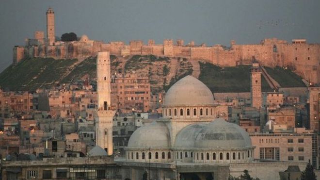 A cidade de Aleppo com a Citadel velho no fundo