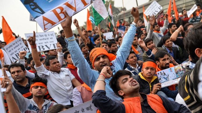 Индийские демонстранты выкрикивают лозунги во время митинга против Союза студентов Университета имени Джавахарлала Неру (JNUSU) в Нью-Дели 12 февраля 2016 года