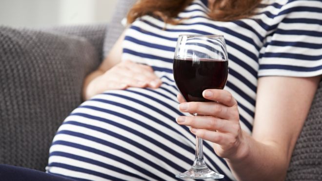 беременная женщина пьет