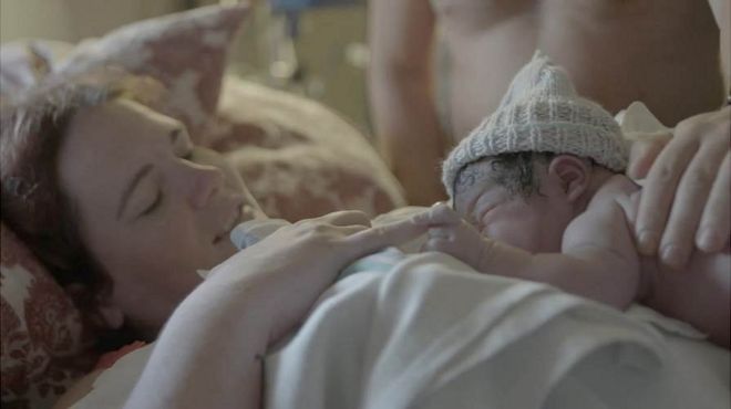 Marissa en el hospital con la niÃ±a que acaba de dar a luz en brazos
