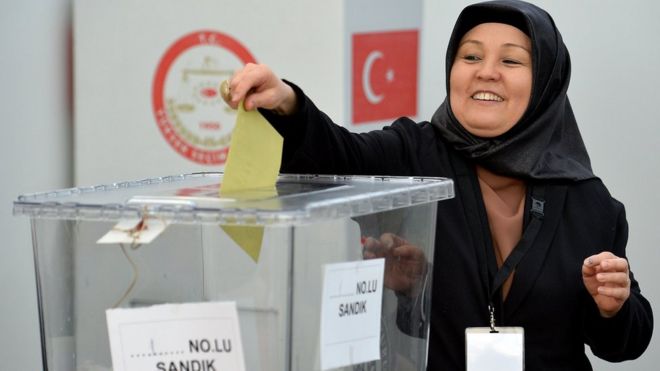A woman casts her vote for the Turkish constitution referendum, in the Turkish consulate general in Cologne, Germany, 27 March 2017