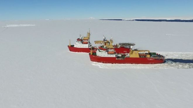 Два корабля плывут по льду