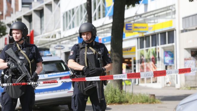 Полиция оцепила район вокруг супермаркета в северном немецком городе Гамбург, где один человек убил одного человека - 28 июля 2017 года