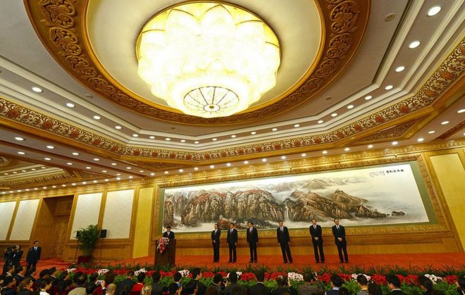 Новый Постоянный комитет Политбюро Коммунистической партии Китая, высший руководящий орган страны, (ЛР) Чжан Гаоли, Лю Юньшань, Чжан Дэцзян, Ли Кэцян, Ю Чжэншэн и Ван Цишань слушают выступление вице-президента Си Цзиньпина (слева). когда они встречаются с прессой в Большом зале народных собраний в Пекине 15 ноября 2012 года