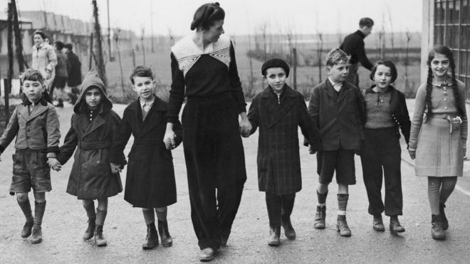 Мисс У. Херфорд ведет группу еврейских детей-беженцев на прогулку в лагерь Доверкорт возле Харвича