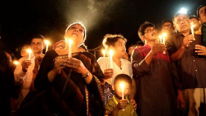 Бдение при свечах, чтобы вспомнить двадцать заложников, убитых в осаде кафе Дакка