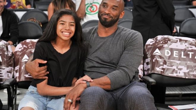 Коби Брайант и его дочь Джанна Брайант присутствуют на баскетбольном матче между «Лос-Анджелес Лейкерс» и «Атланта Хокс» в Staples Center