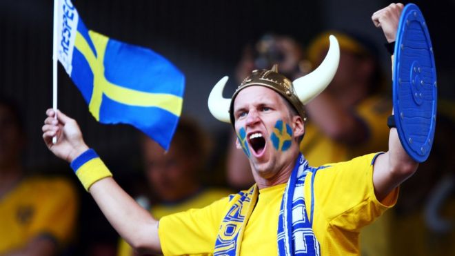 Шведский фанат футбола наблюдает за игрой сборной России