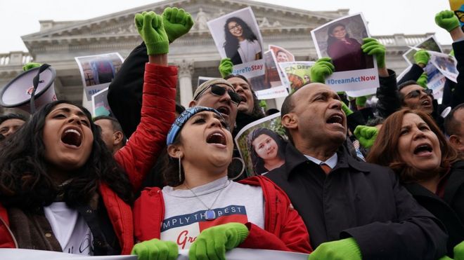 Manifestantes protestando contra el fin del TPS.