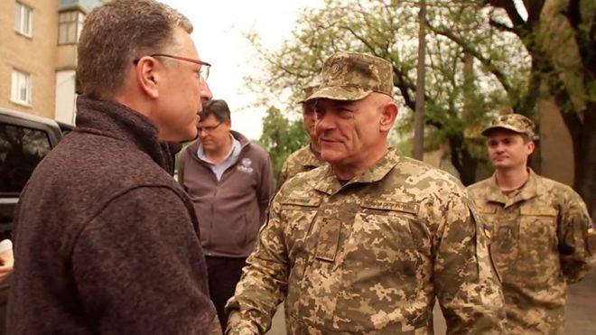Курт Волкер жмет руку украинскому военному