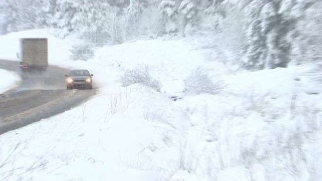Разбитый автомобиль, спрятанный под сильным снегом