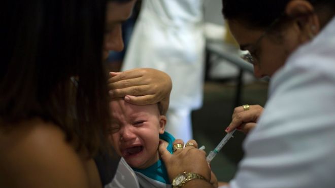 Criança é imunizada contra a doença no Rio