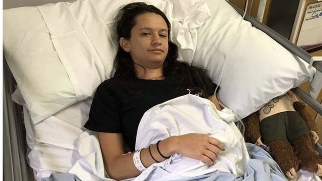 Джорджия Ли лежит на больничной койке