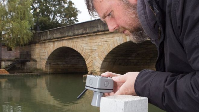 Человек проверяет блок датчика уровня воды