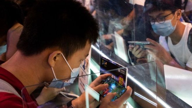 China cuts children's online gaming to one hour - BBC News