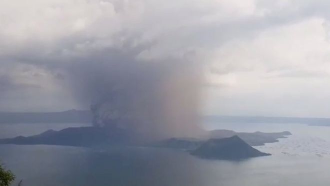 Вид извержения вулкана Таал из Тагайтая, Филиппины, 12 января 2020 года, на неподвижном изображении, взятом из видео в социальной сети.