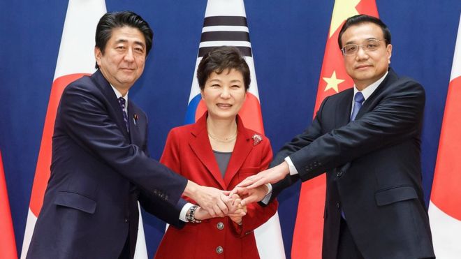 Премьер-министр Японии Синдзо Абэ, президент Южной Кореи Пак Кын Хе и премьер-министр Китая Ли Кэцян встречаются для трехсторонней встречи в Сеуле - 1 ноября