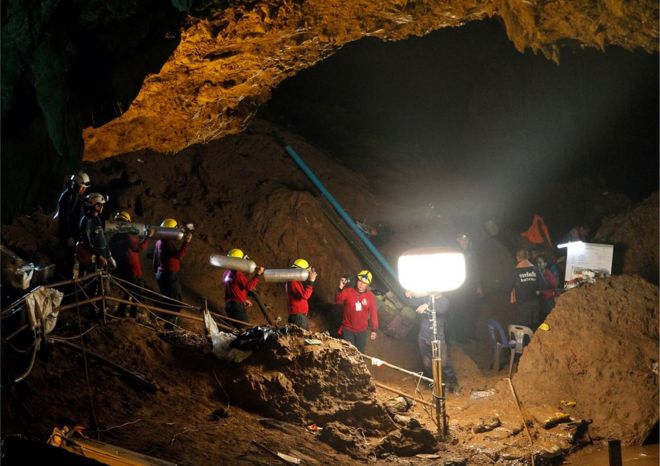 Британский пещерный дайвер Роберт Чарльз Харпер исследует отверстие в горе во время спасательной операции
