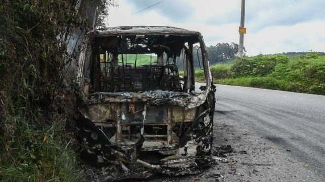Bus incinerado en Antioquia durante el primer día del "paro armado"