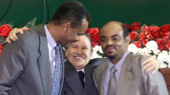 Президент Алжира Абдельазиз Бутефлика обнимает президента Эритреи Иссаяса Афеворки (слева) и премьер-министра Эфиопии Мелеса Зенауи 12 декабря 2000 г.