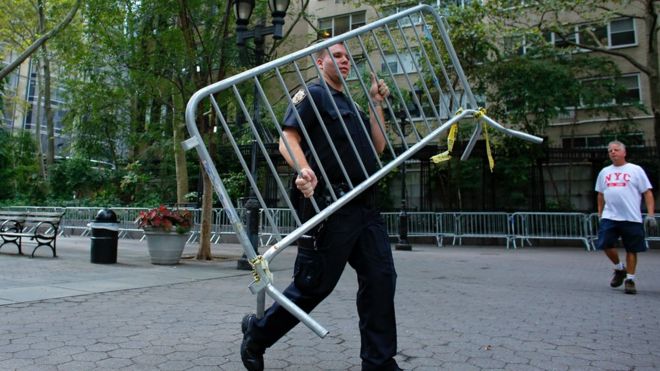 Сотрудники полиции Нью-Йорка установили баррикады возле Центральных учреждений Организации Объединенных Наций в Нью-Йорке 18 сентября 2016 года.