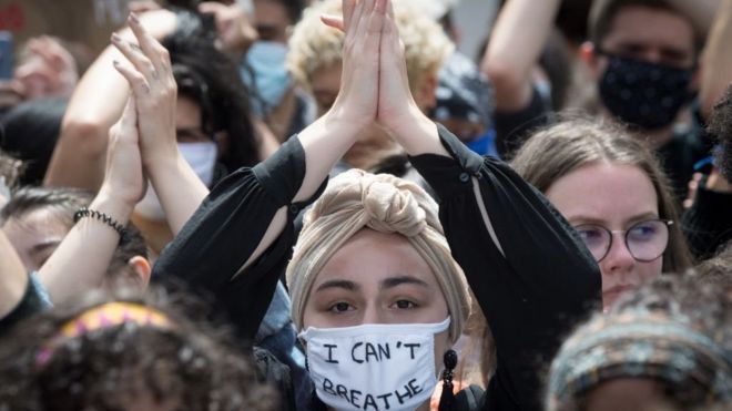 Một người phụ nữ đeo khẩu trang với dòng chữ "Tôi không thể thở" ở Nantes, vào 8/6/2020, trong một cuộc biểu tình 'Black Lives Matter' chống lại nạn phân biệt chủng tộc và sự tàn bạo của cảnh sát sau cái chết của George Floyd