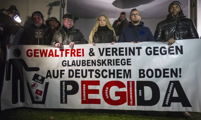 Сторонники движения Pegida принимают участие в митинге 8 декабря 2014 года в Дрездене, Германия.