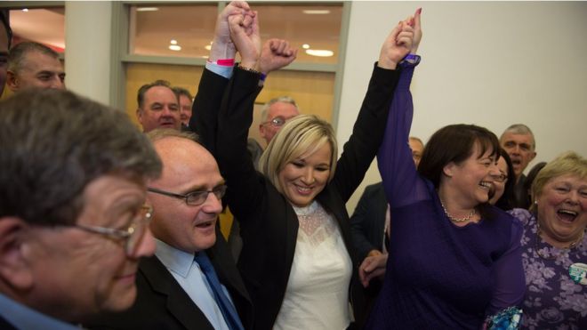 Мишель О'Нил из Sinn Fein отпраздновала победы Мишель Гильдернью и Барри Макелдуфа