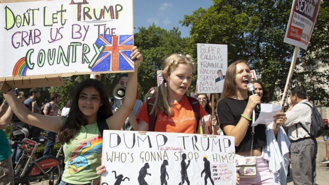 Người biểu tình trước giờ bắt đầu cuộc tuần hành Cùng nhau Chống lại Trump ở London. Hai tổ chức Stop Trump Coalition (Liên minh Ngăn Trump lại) và Stand up to Trump (Đứng dậy chống Trump) cùng nhau phối hợp tổ chức tuần hành trên toàn quốc phản đối các chính sách và quan điểm chính trị của ông Trump trong chuyến thăm chính thức Anh Quốc của ông.