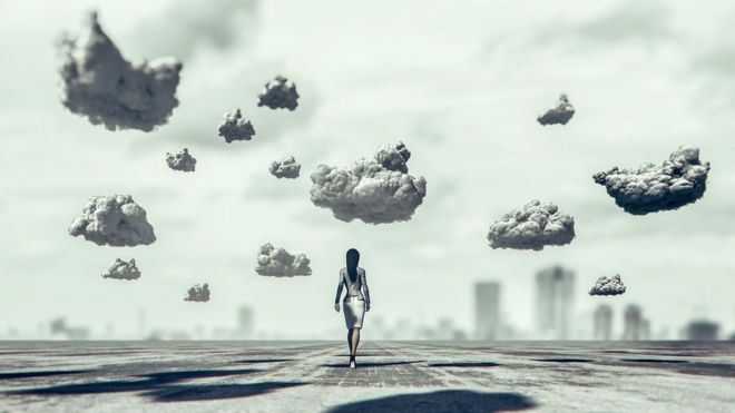 Recreación de una mujer caminando entre nubes suspendidas.