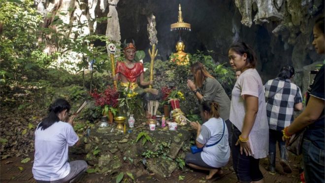 Familiares em Tham Luang