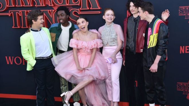 Los protagonistas de la tercera temporada de The Stranger Things 3 en una premier.