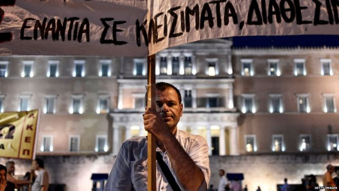 Протестующие у здания парламента в Афинах 22 июля 2015 года