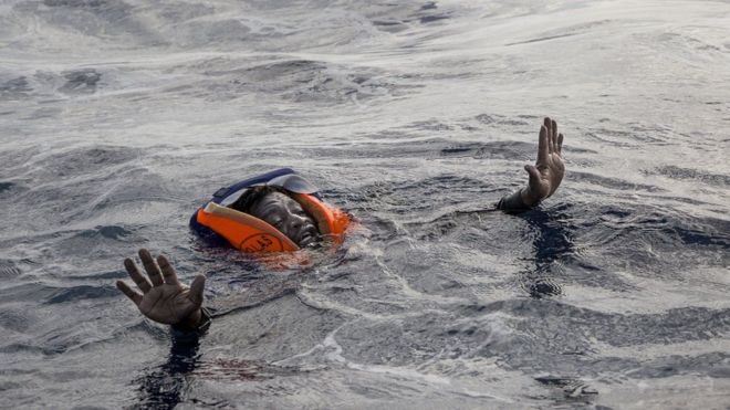 Un migrante trata de mantenerse a flote frente a las costas de Libia el pasado 6 de noviembre. Foto: Alessio Paduano/AFP.