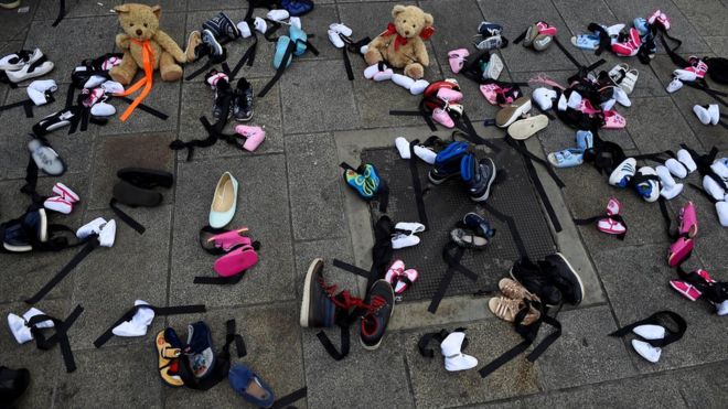 Детская обувь положили на землю в Дублине
