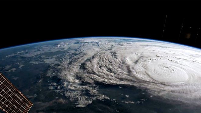 Вид на ураган с орбиты