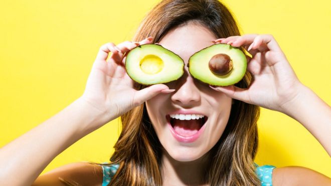 Mujer con unos aguacates en los ojos