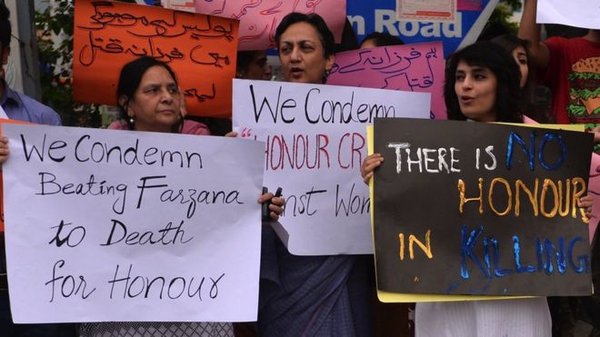 Пакистанские правозащитники держат плакаты и выкрикивают лозунги во время акции протеста в Исламабаде 29 мая 2014 года a
