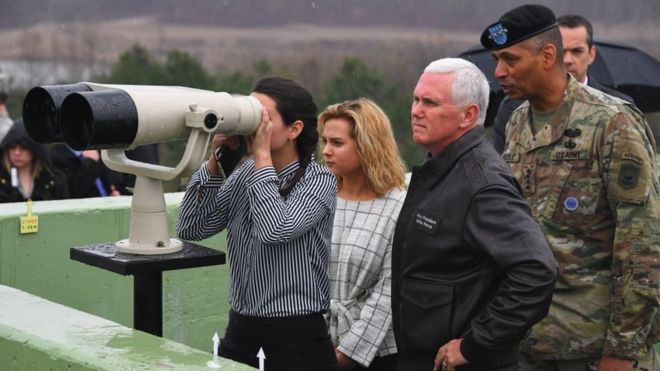 Вице-президент США Майк Пенс (2-й круг) посетил наблюдательный пункт Уэльет рядом с деревней Панмунжом в перемирии в демилитаризованной зоне (ДМЗ) на границе между Северной и Южной Кореей