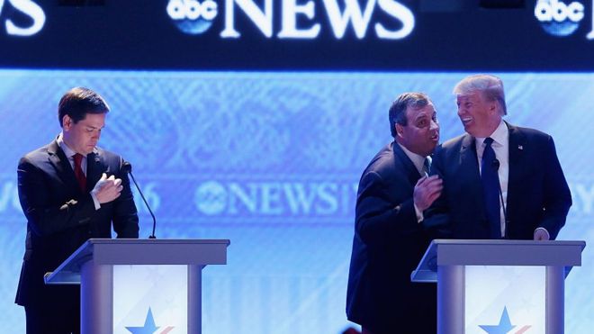 Крис Кристи и Дональд Трамп шутят на первичных дебатах в Нью-Гэмпшире.