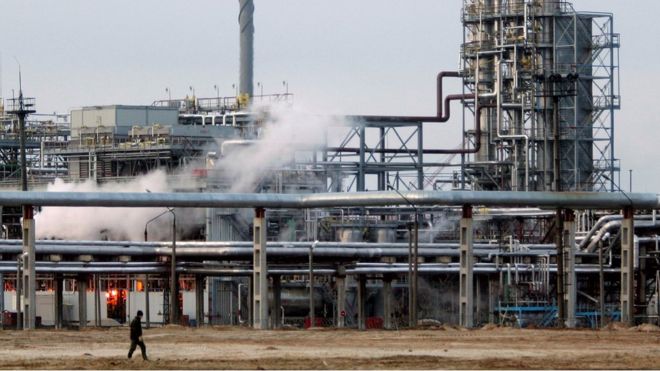 Нефтеперерабатывающий завод, расположенный в белорусском городе Мозыре, примерно в 300 км к юго-востоку от Минска, виден во вторник, 9 января 2006 года.