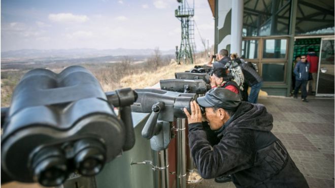 Южнокорейцы смотрят через границу в Северную Корею