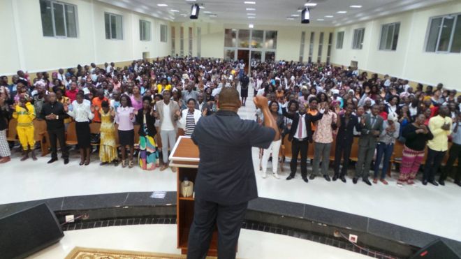 Culto da Universal (IURD) em Angola