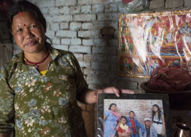 Чандра Кала Магар держит семейную фотографию