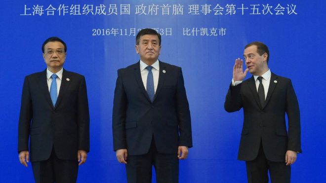 Çin Başbakanı Li Keçiang, Kırgızistan Başbakanı Sooronbay Ceenbekov ve Rusya Başbakanı Dimitri Medvedev 3 Kasım'daki ŞİÖ zirvesinde