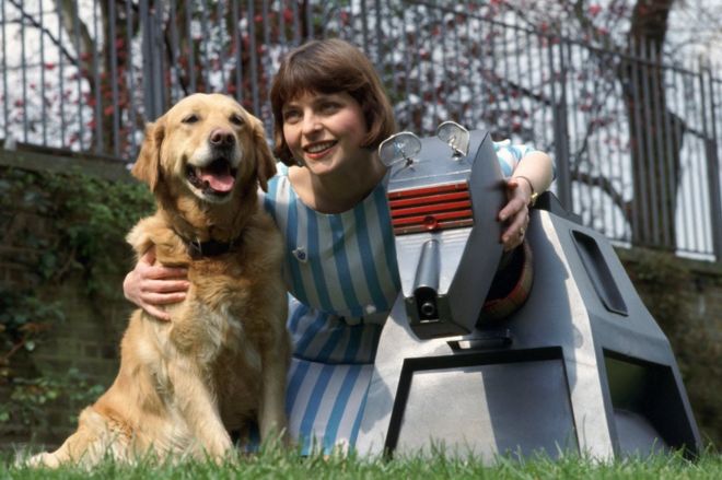 Джанет Эллис с собакой Голди и К9 от Доктора Кто